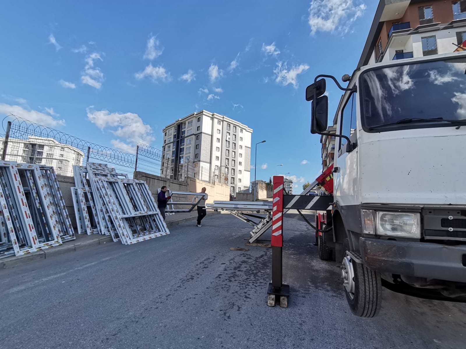 Mobil asansör yanında PVC doğrama çerçeveleri