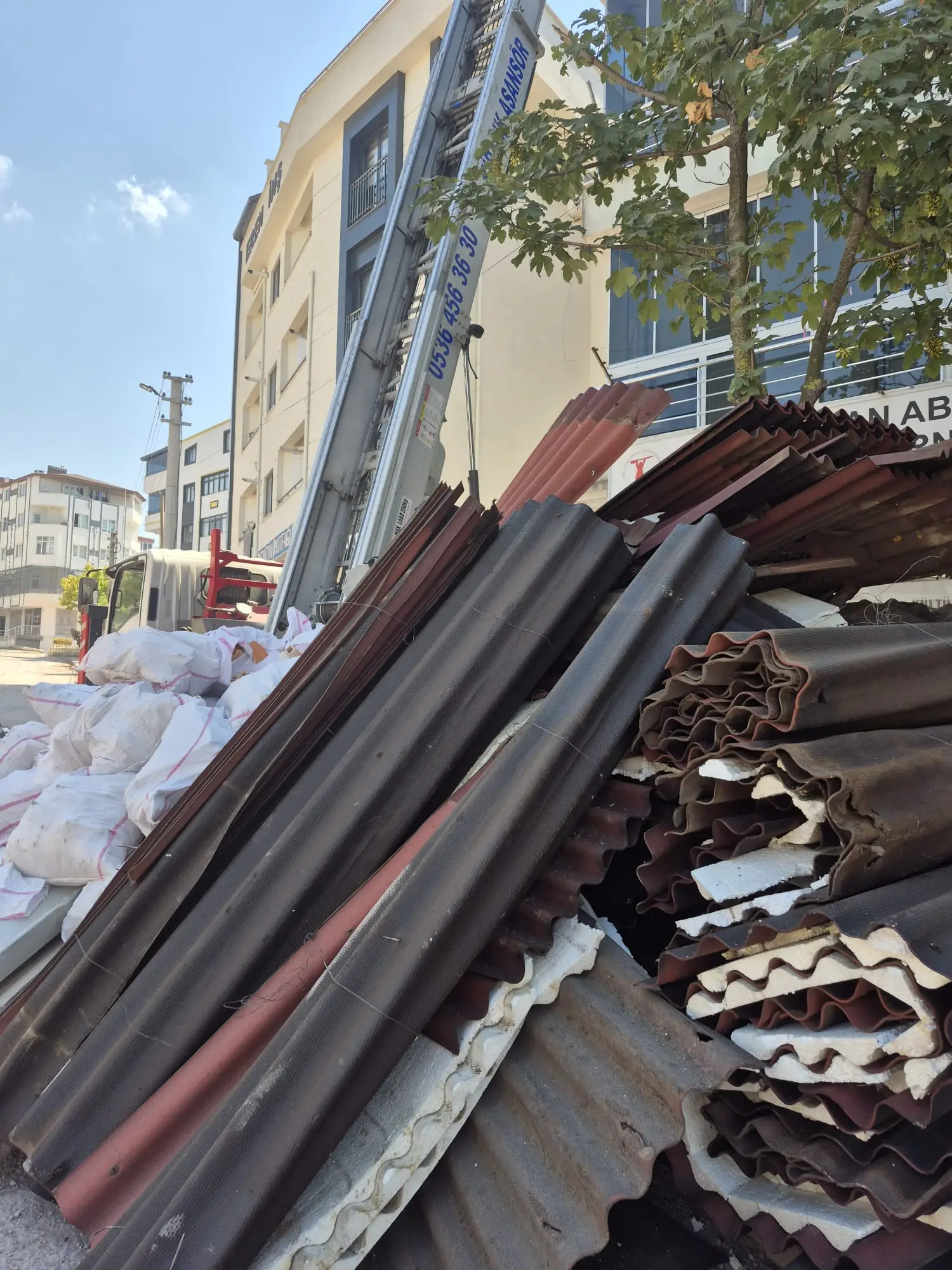 Taakkapıda operatörlü mobil dış cephe asansörü