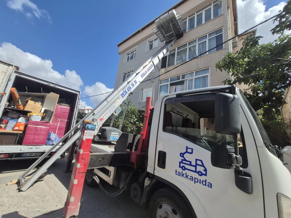 Taakkapıda aracı ve apartman cephesine uzanan taşıma asansörü