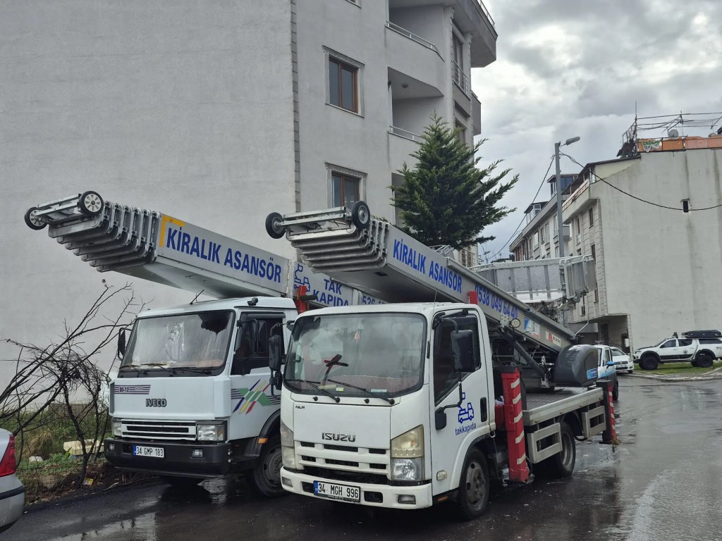 Yan yana park edilmiş Taakkapıda asansör araçları