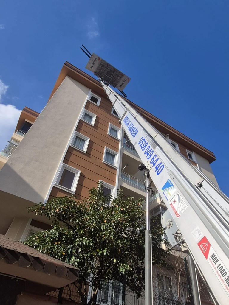 Apartman cephesine uzanan Taakkapıda dış cephe asansörü