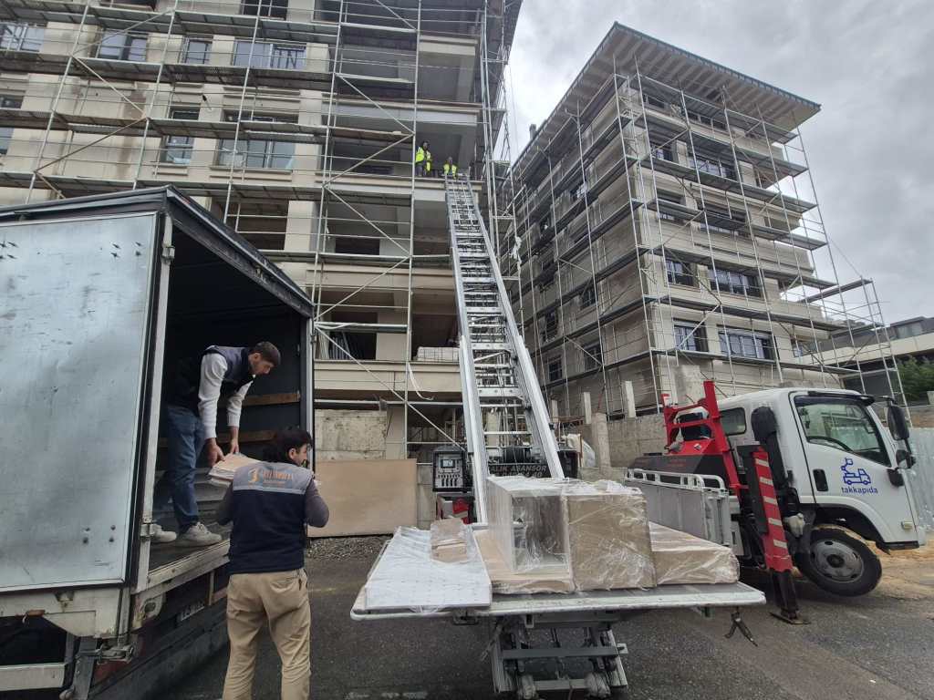 İnşaat alanında malzeme taşıma için kurulmuş mobil asansör
